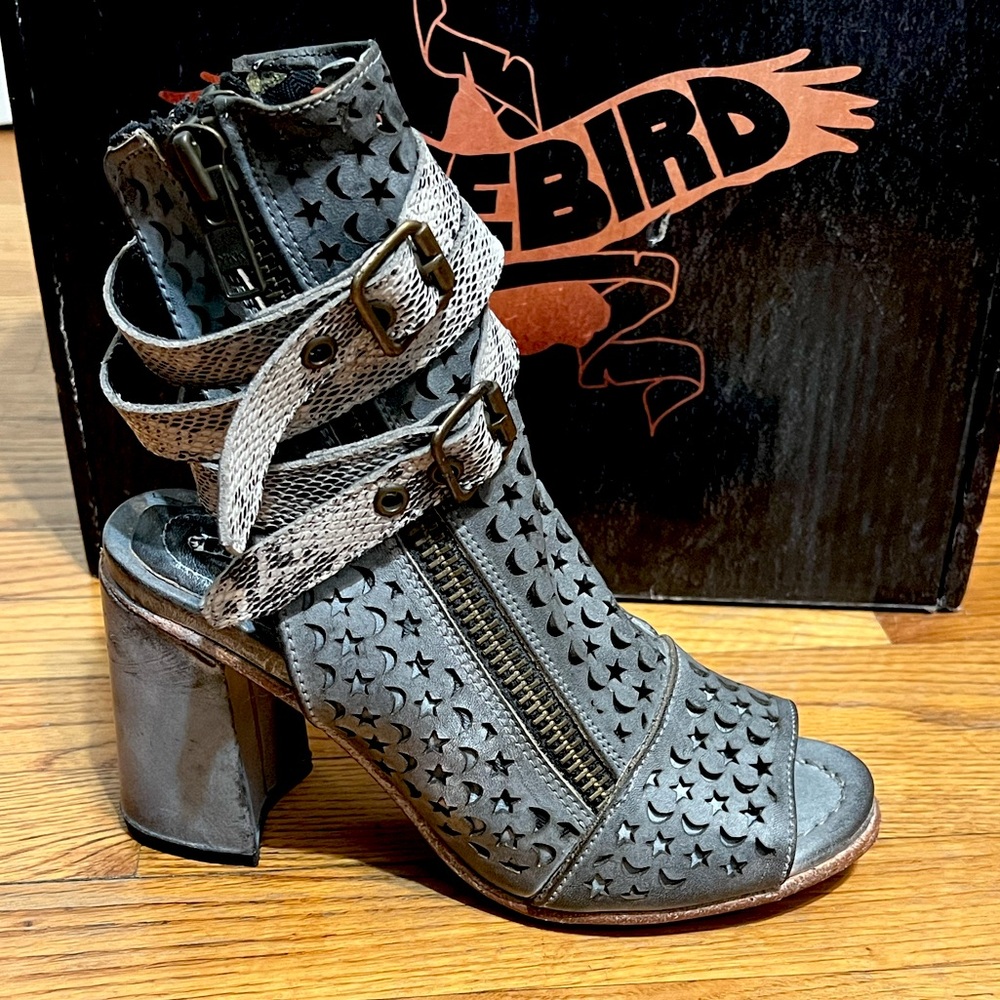 Freebirds Theresa - Size 9 - Ice Gray w/ Snake Print